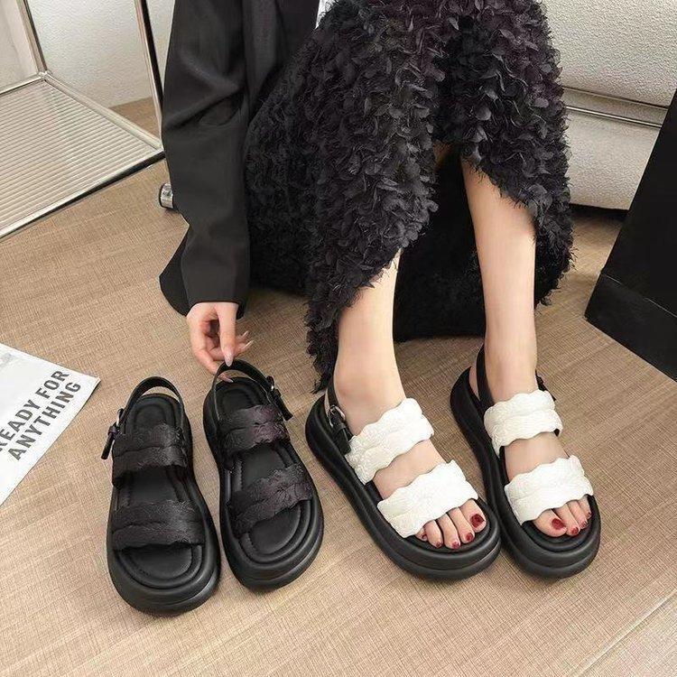 One-piece buckle sandals