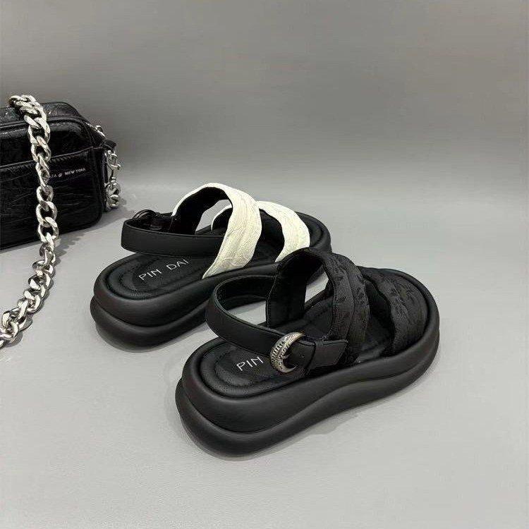 One-piece buckle sandals