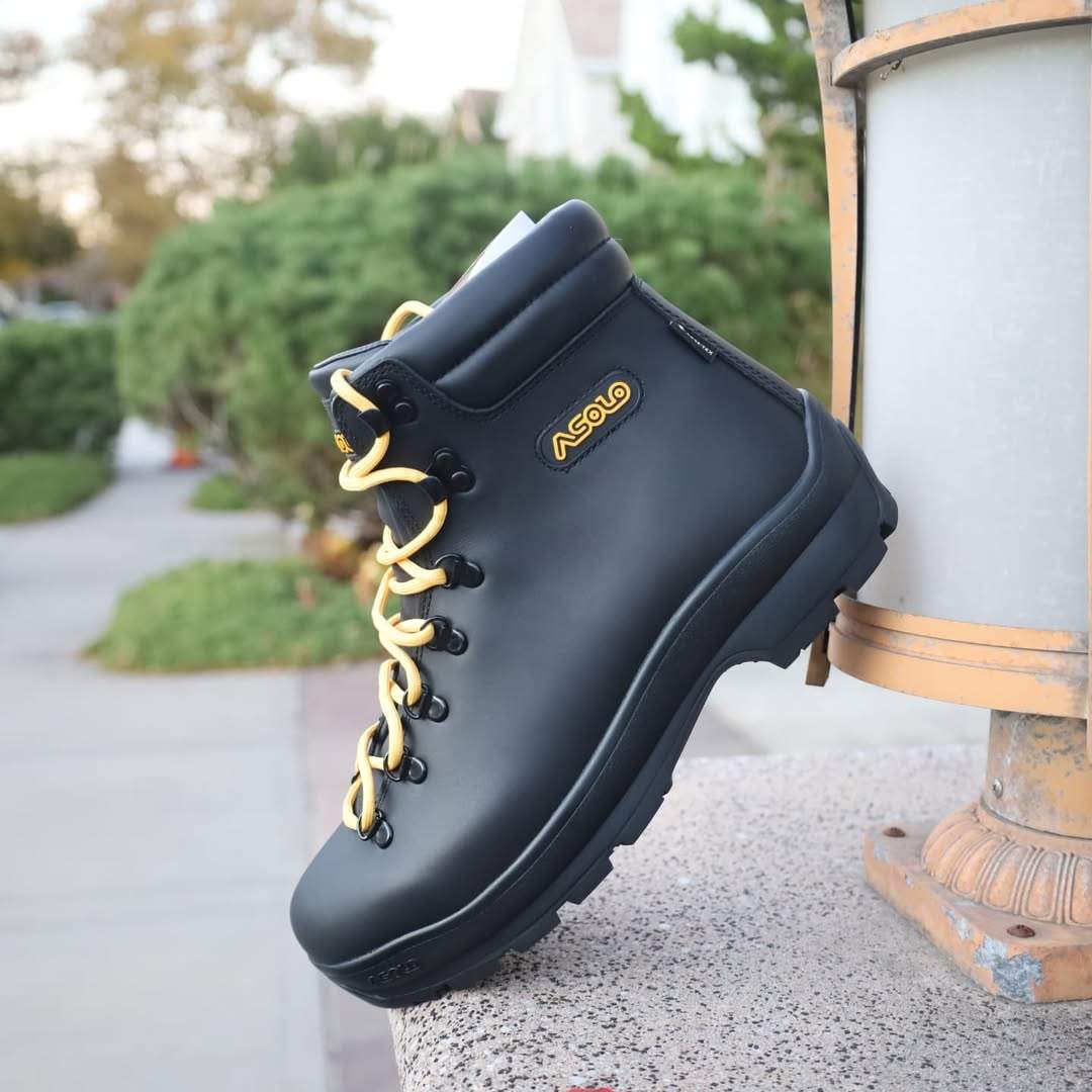 Comfortable and wear-resistant snow leather boots