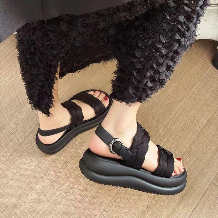 One-piece buckle sandals