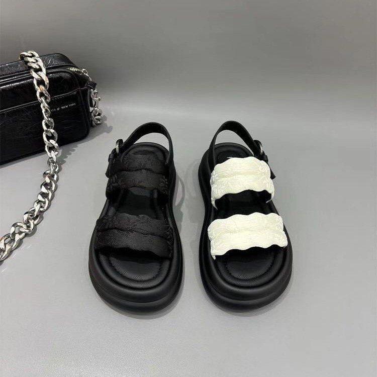 One-piece buckle sandals