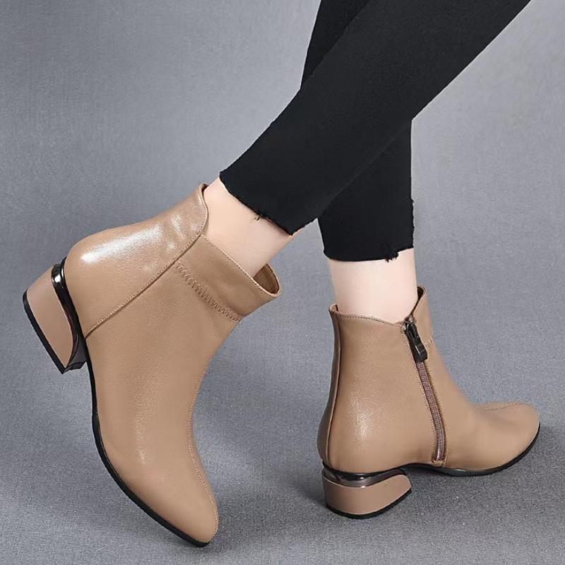 Pointed toe fashionable and non-grinding short boots