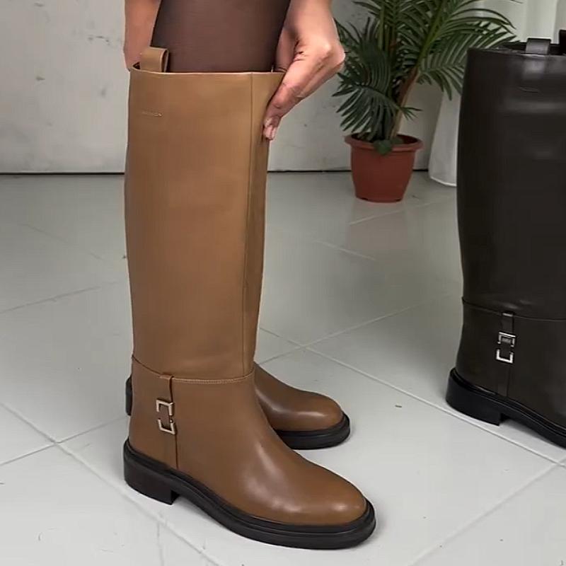 Flat cavalier boots