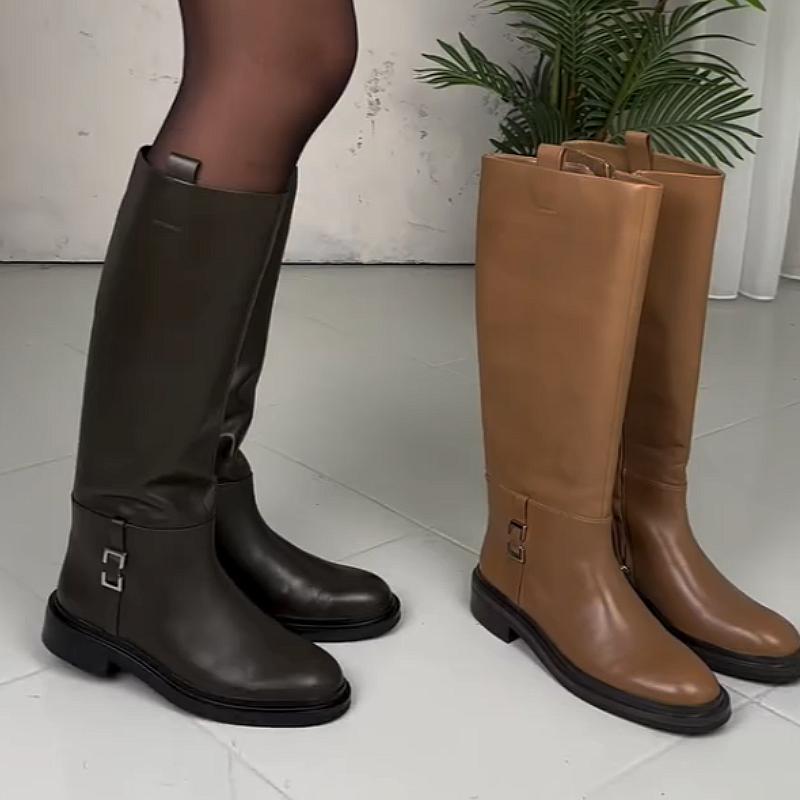 Flat cavalier boots