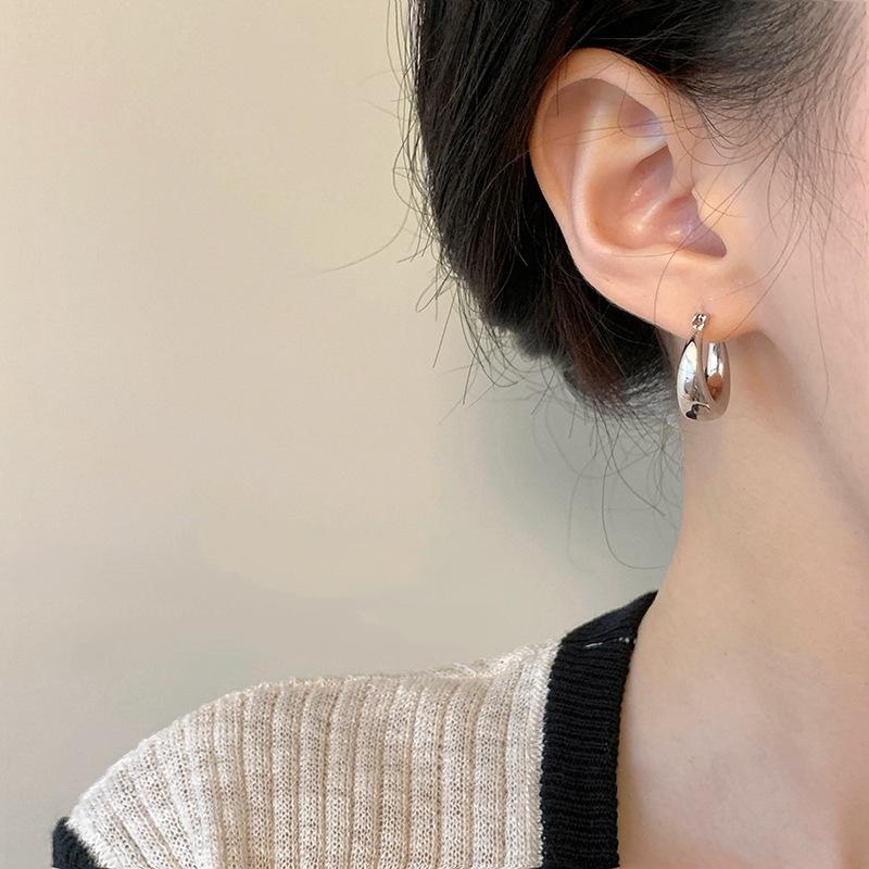 Simple and versatile earrings