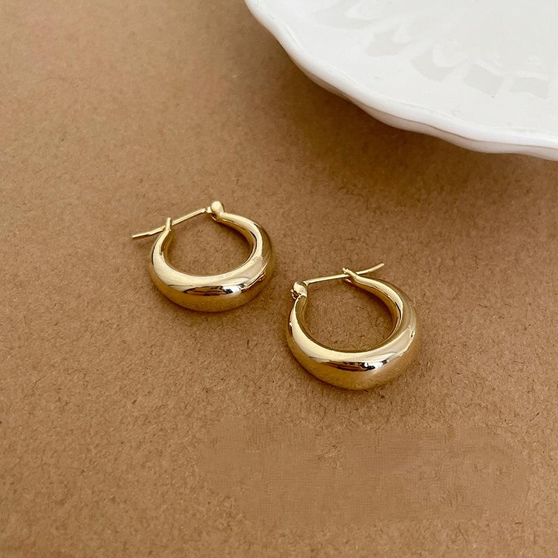 Simple and versatile earrings