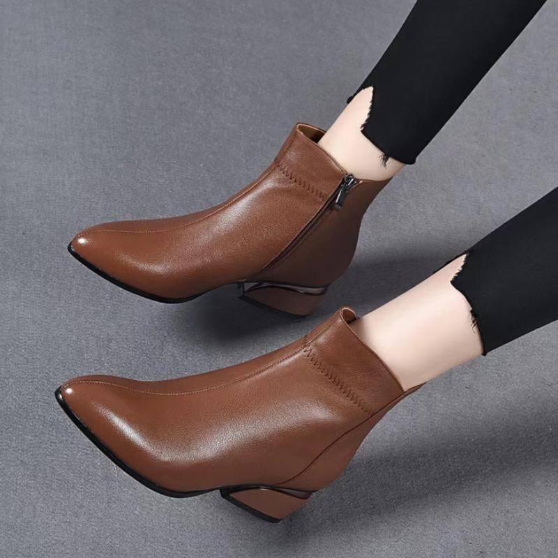 Pointed toe fashionable and non-grinding short boots