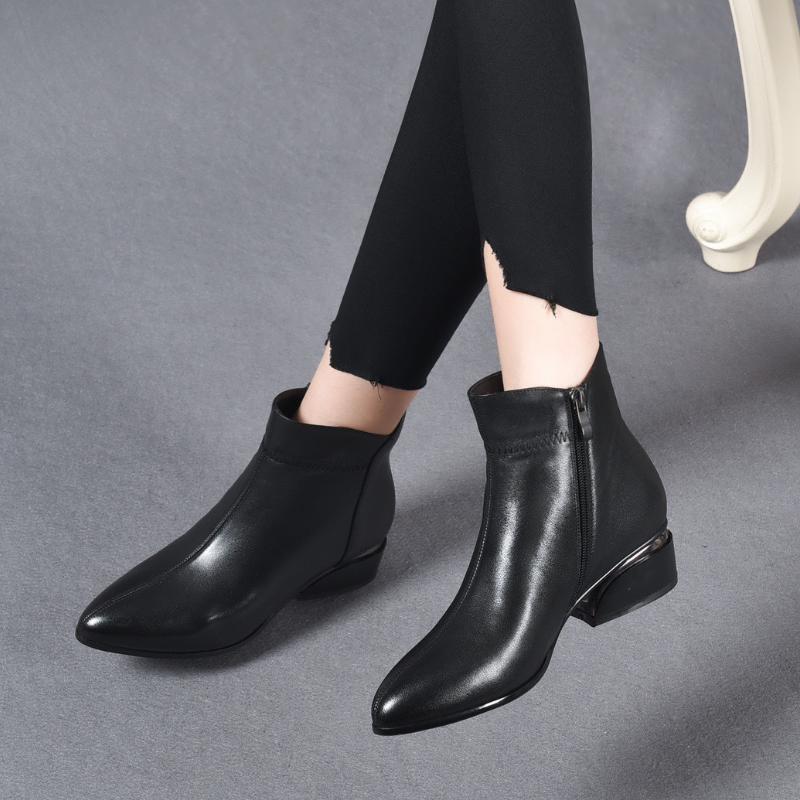 Pointed toe fashionable and non-grinding short boots