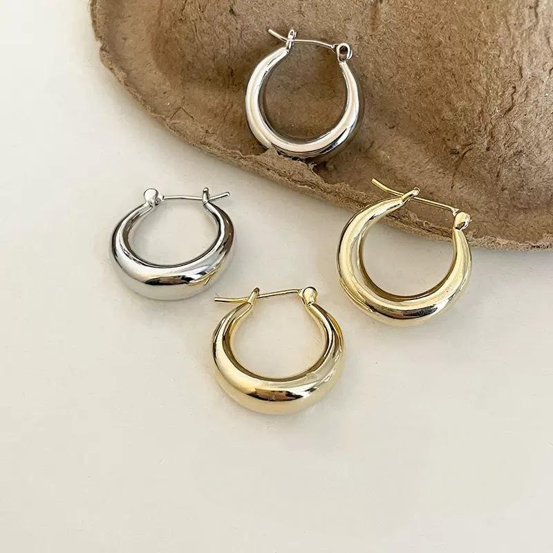 Simple and versatile earrings